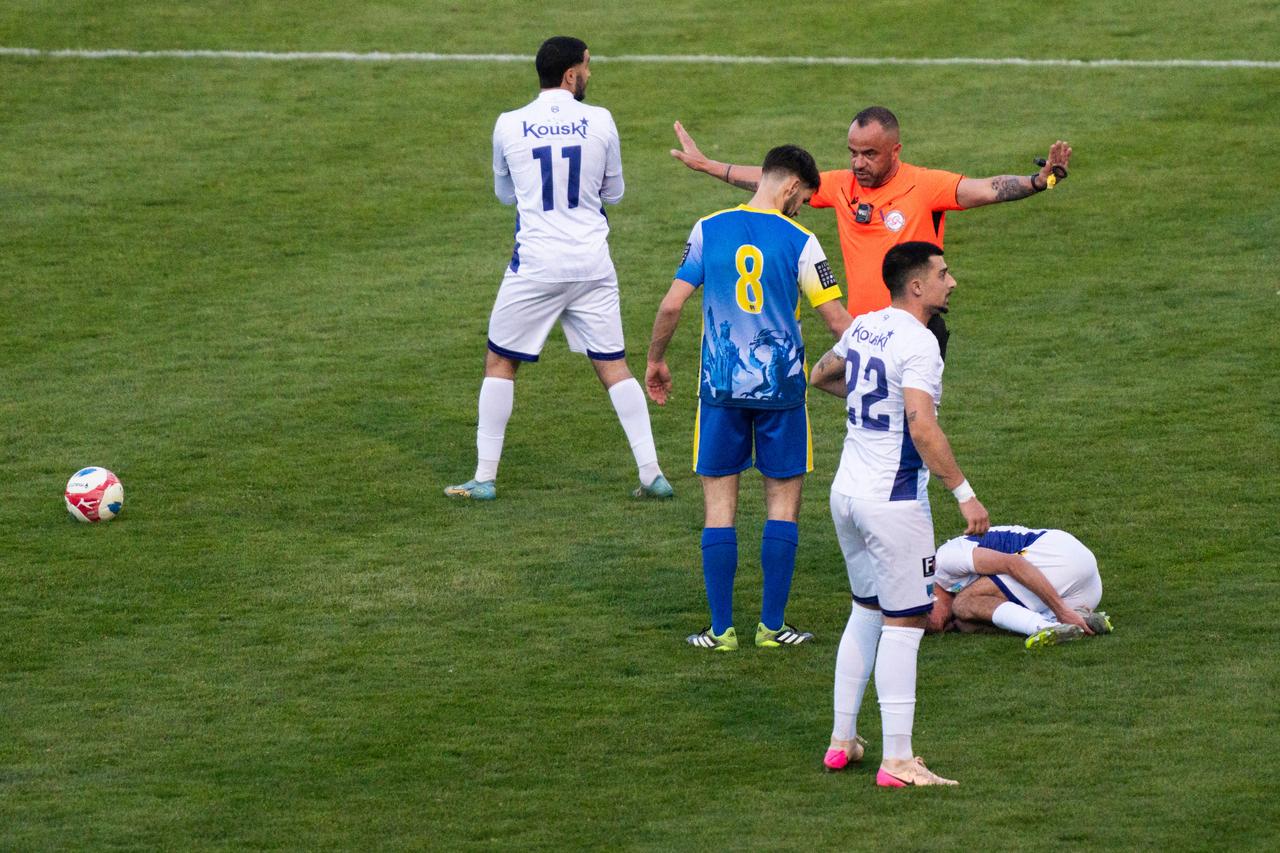 L'arbitre valaisan Bruno Ferreira intervient après une faute sur un joueur de St-Léonard. [© KEYSTONE / LOUIS DASSELBORNE - LOUIS DASSELBORNE]