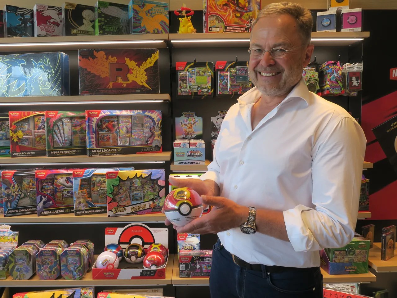 Peter Gygax, directeur et propriétaire, dans le showroom de Carletto AG. Une grande partie de cet espace est exclusivement consacrée aux produits Pokémon.