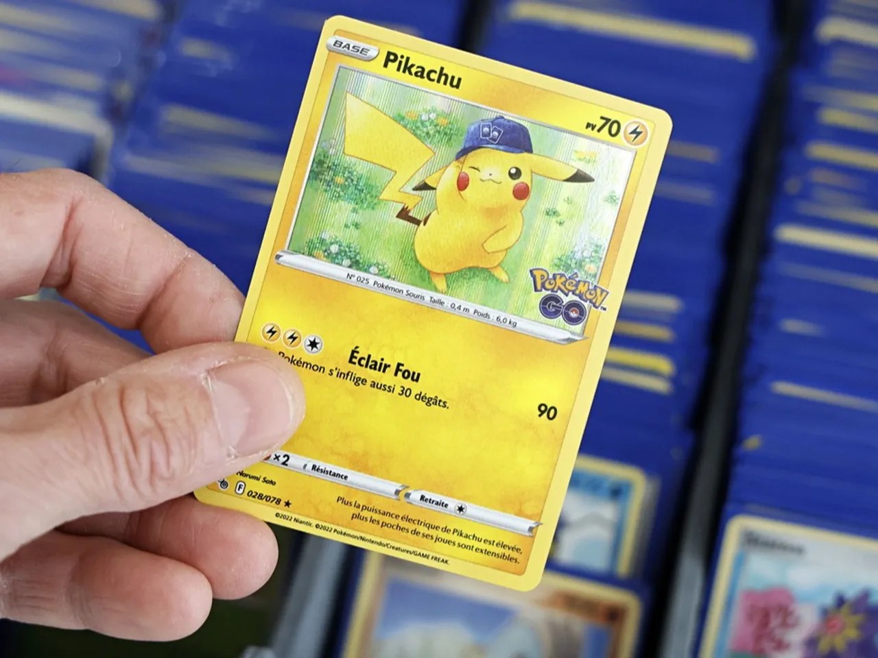 Pikachu est le plus célèbre des plus de mille Pokémon. Les cartes Pokémon sont disponibles en plusieurs langues. La société Carletto AG commercialise des cartes en allemand, en français et en anglais.
