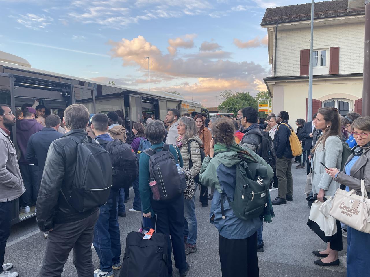 Des bus de remplacement ont été affrétés, comme ici à Allaman. [RTS - Elio Sottas]