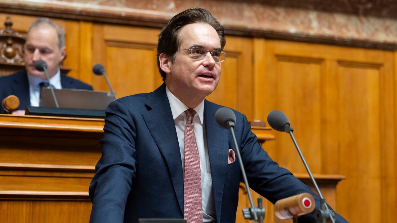 Le PLR soutient les 12% contre l’avis du Conseil d’Etat, Isabelle Moret quitte la salle avant le vote