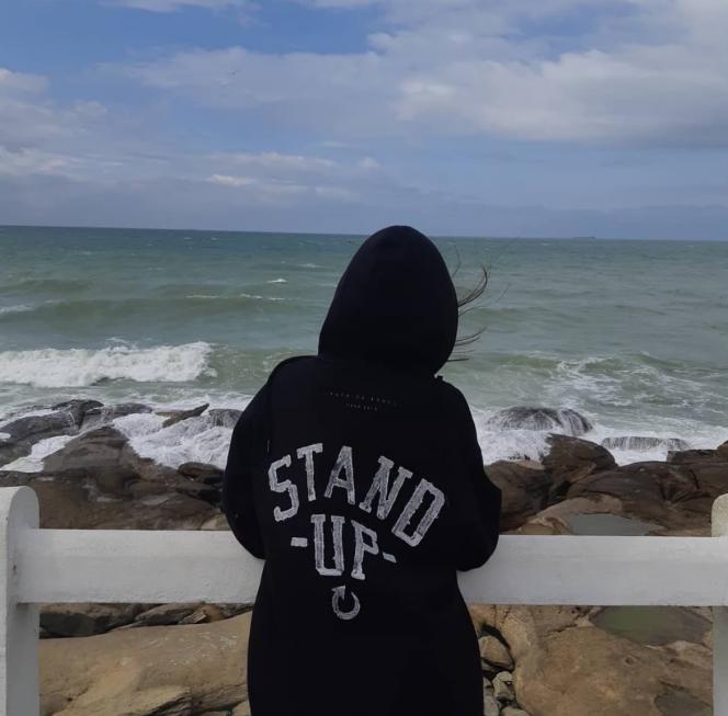 La fille de Virginie, 15 ans, est elle-même fan de Bruel, elle porte d’ailleurs le sweat de la marque du chanteur.
