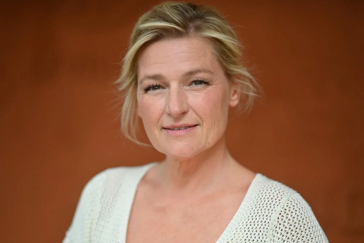 « C à vous » : Anne-Élisabeth Lemoine sur la sellette, plusieurs noms envisagés pour lui succéder