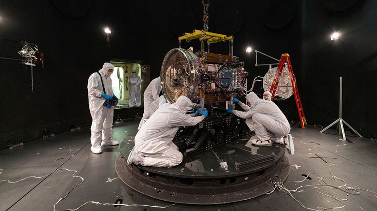 Des ingénieurs de Katalyst Space s'affairant autour du robot LINK.