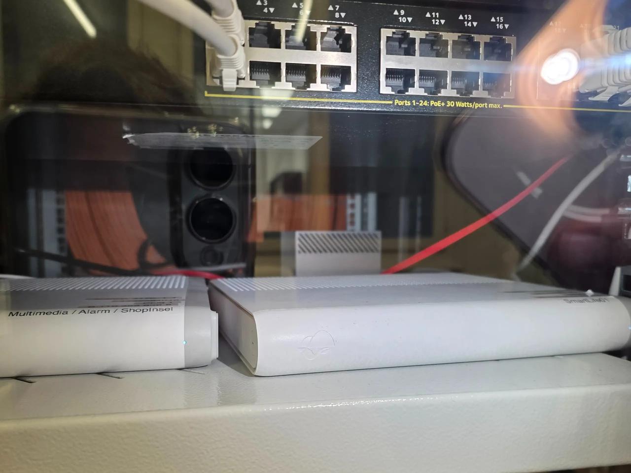 Ce petit boîtier, visible à l'arrière-plan de l'image, est un ordinateur de l'entreprise américaine Nvidia; il a la taille d'un Tupperware. C'est là que l'IA synthétise des mots-clés — tels que le motif de la visite en magasin ou les questions des clients — et génère un tableau de bord à l'intention de la direction de Swisscom. [SRF - Pascal Lago]