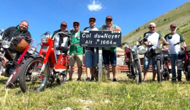 Les inconditionnels de Meyreuil en Mob, sur les routes du Champsaur avec leurs drôles de machines vintages