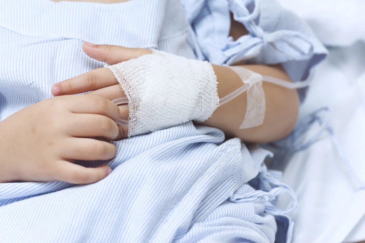 « Ils ont gâché son enfance » : une fillette a reçu six chimiothérapies avant que les médecins découvrent leur erreur