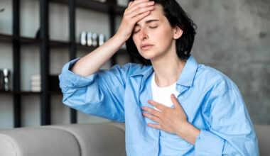 "Vous faites sûrement une crise d'angoisse" : pourquoi les infarctus des femmes sont encore mal diagnostiqués