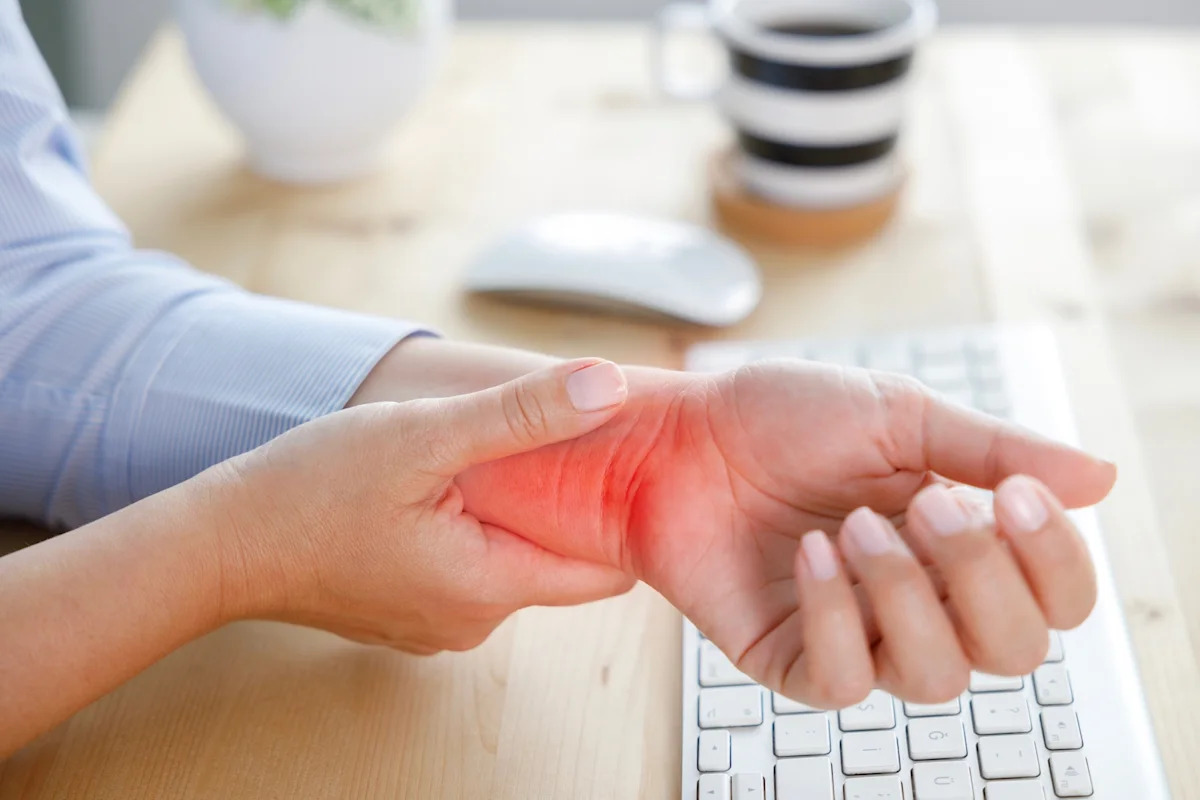 Douleur au poignet : cette intervention permet de trouver la cause sans ouvrir complètement l'articulation