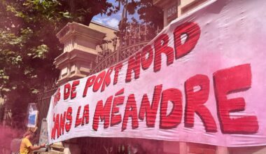 Chalon-sur-Saône. « Platret, on était là avant toi » : le collectif artistique du port nord La Méandre manifeste devant la sous-préfecture