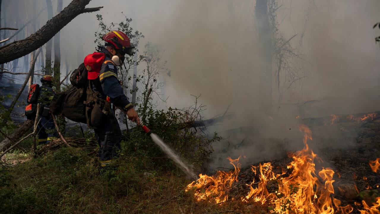 Un feu menace une station balnéaire prisée en Grèce