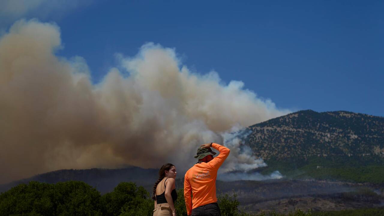 Sur l’île grecque de Paros détruite à 10%, un feu attisé par le surtourisme et des services publics défaillants - Le Temps