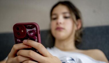France : censure de l'interdiction des réseaux aux moins de 15 ans