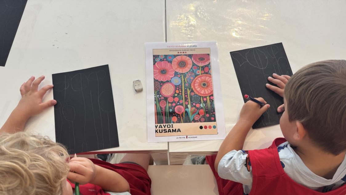 Autour d’une œuvre de Yayoi Kusama, les deux garçons de quatre et cinq ans se sont amusés à la reproduire au crayon à papier et aux feutres acryliques