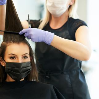 La profession de coiffeuse, entre autres, majore le risque de développer un cancer des ovaires d'après une récente étude. © Kalim, Adobe Stock