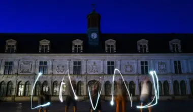 « Ça mélange l’art, la photo, le patrimoine » : l’atelier light painting rencontre du succès à Laval