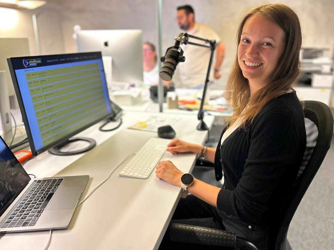 La cheffe de projet Lara Gansser travaille sur la grille des programmes de "Radio Schafhuuse" dans la salle de rédaction. [SRF - Roger Steinemann]