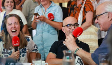 Photos. Revivez la première de la nouvelle émission de Charline Vanhoenacker au Café Poste, à Besançon - L'Est Républicain