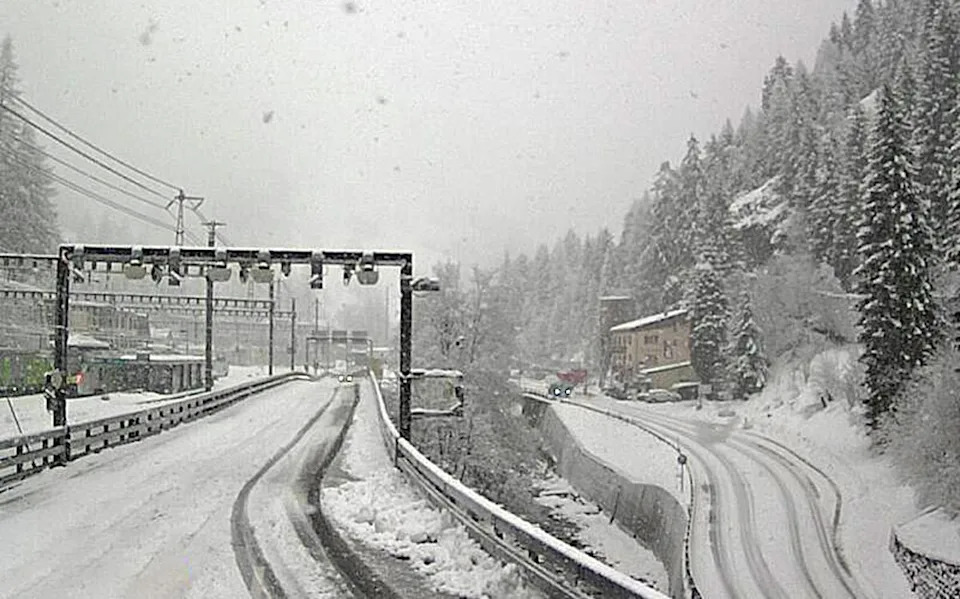 Snowy conditions in Goppenstein this morning have led to an avalanche (BLS)