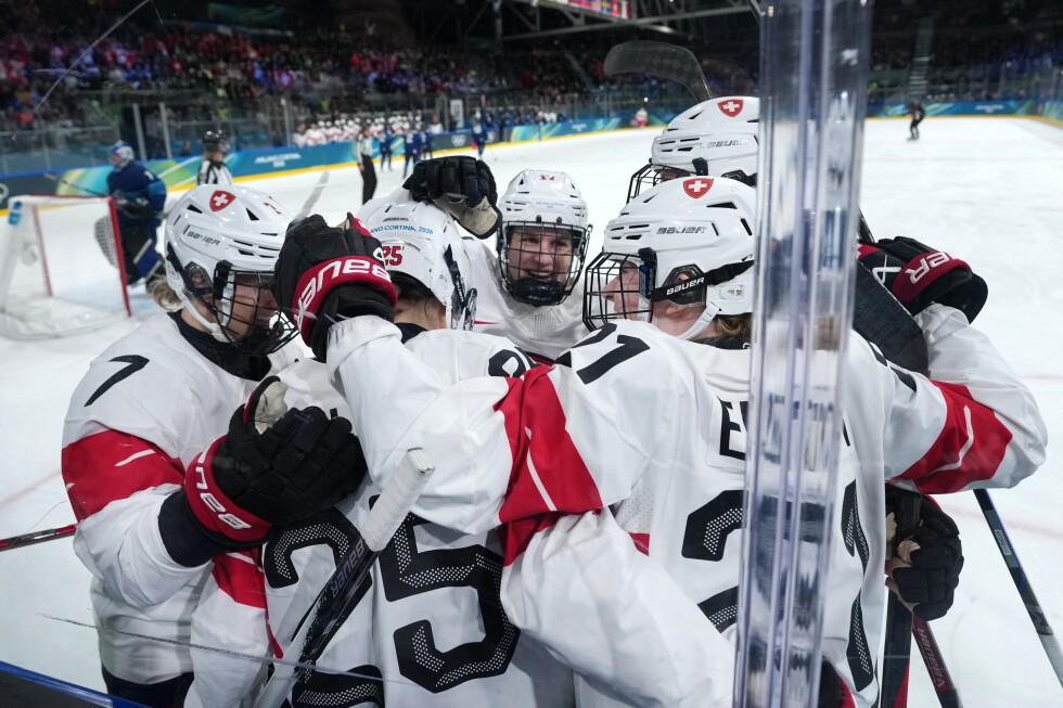 Muller 1 step closer to 2nd Olympic women's hockey medal, 12 years after Swiss win bronze