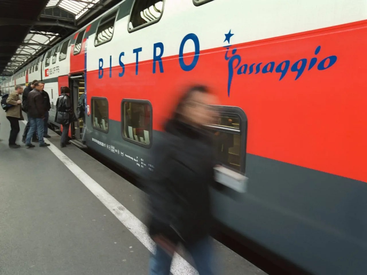 2002 – Passagio Passaggio Rail AG – the joint venture between SBB and Rail Gourmet – aims to breathe new life into trains with 600 employees. Just one year later, the name Passaggio disappears again and is absorbed into the now well-known SBB subsidiary Elvetino.