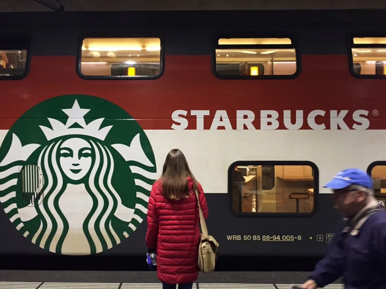 2015 – Coffee to go on rails In 2015, the world's first Starbucks on rails serves its guests iced lattes instead of café crèmes or bowls – on two floors.