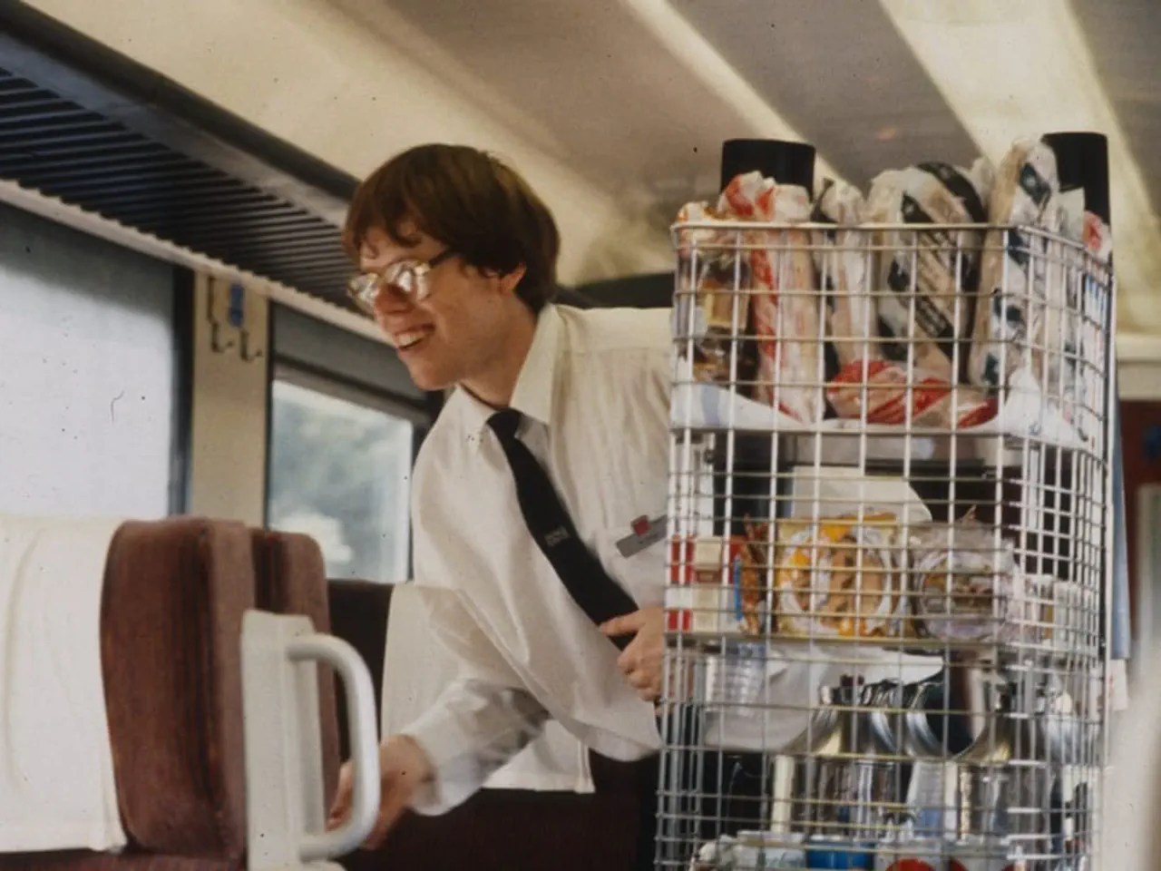 1989 – "Coffee, sandwiches, mineral water...!" The minibar is a must-have in the 1980s and 1990s. People were delighted when the trolley rattled in with the call "Coffee, mineral water, sandwiches". As guests increasingly ate at the station, the service was discontinued in 2017.