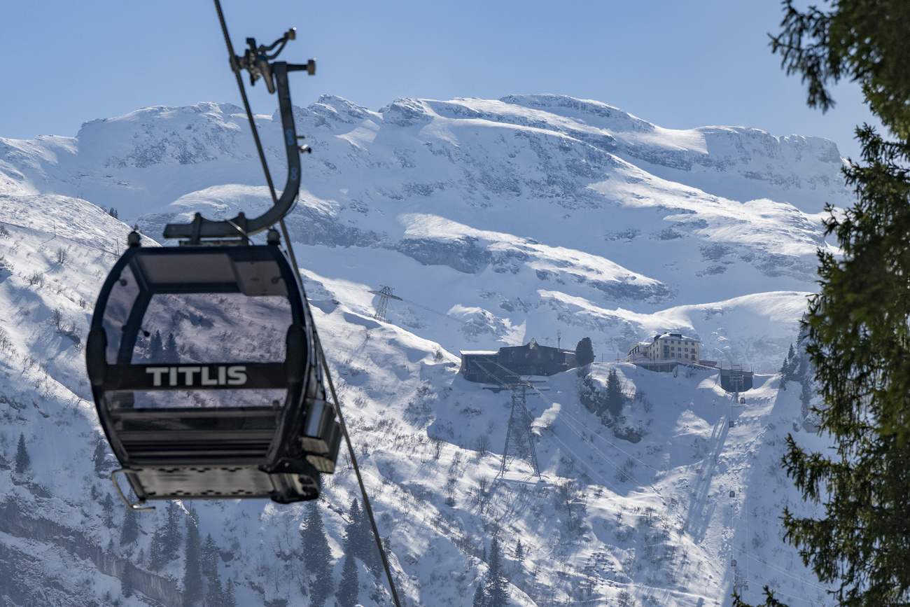 The connection takes guests to the ski slopes at an altitude of around 2,400 metres. The cable car is just under 1,900 metres long.