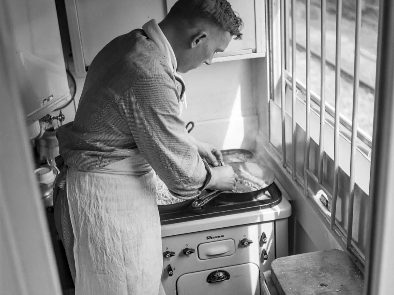 1941 – cooking with limited space Space is definitely at a premium in the kitchen. The cook needs not only technical skill, but above all a talent for improvisation.