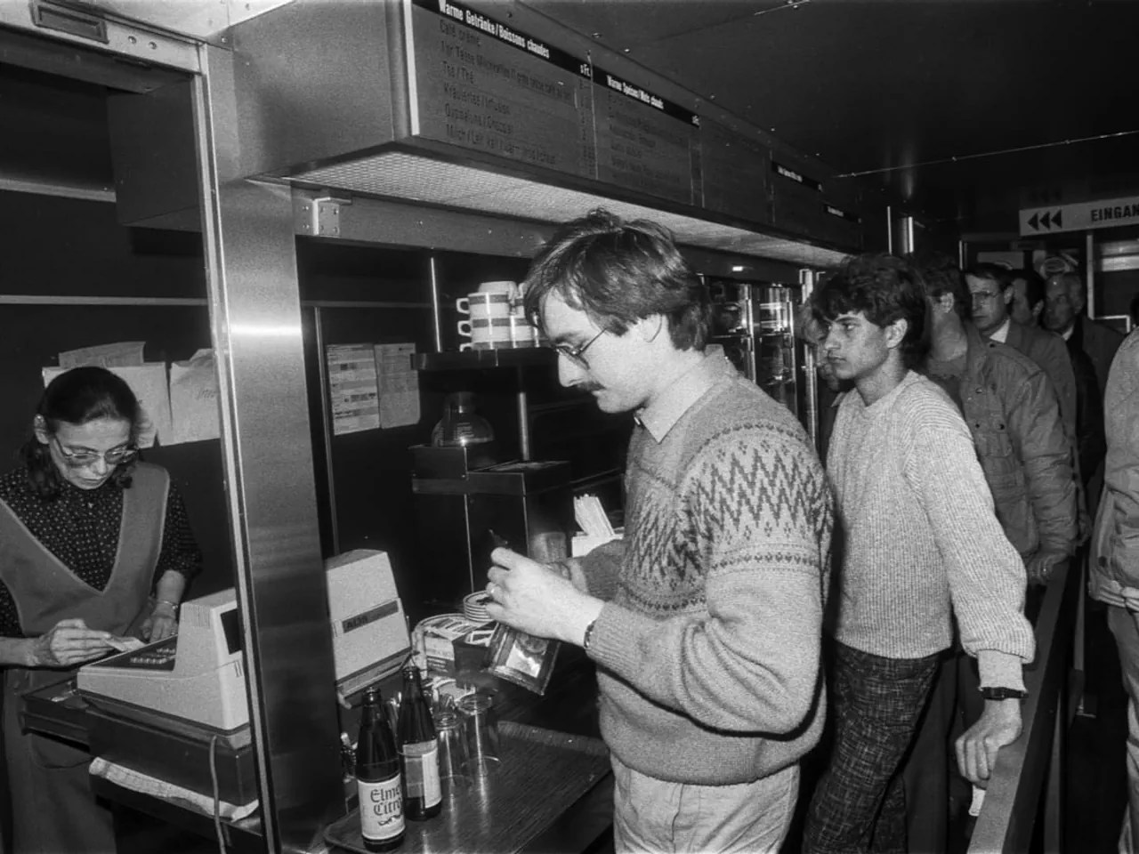 1985 – queue up instead of waiting If you don't want to wait to be served and want to save money, you can grab a tray in the self-service dining car in 1985 and fill your plate. However, self-service ends at the cash desk – there you have to get out your wallet and pay in cash.