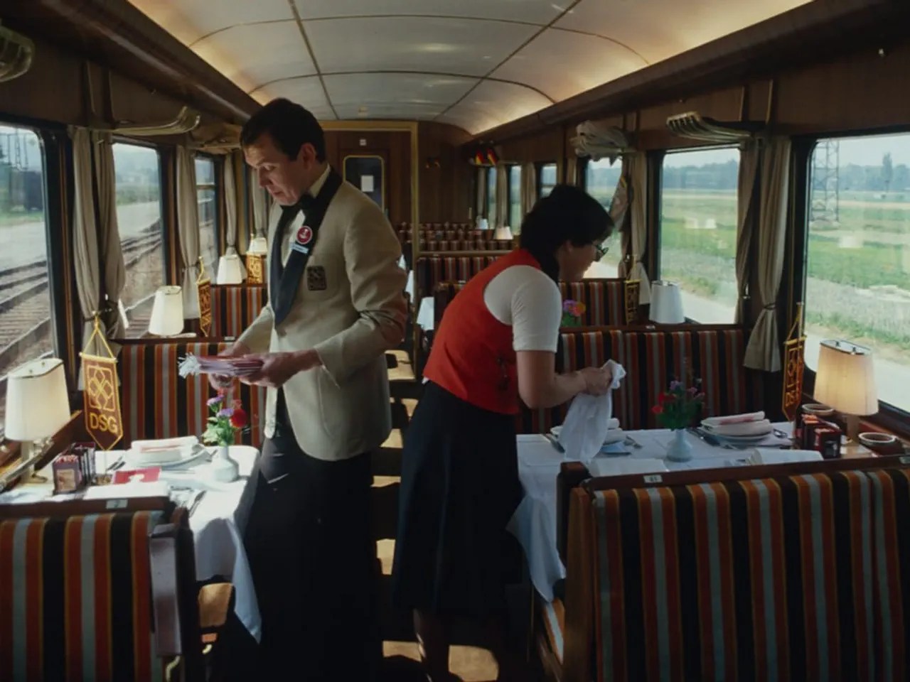 1978 – orange-brown precision work Stylish dinner with a striped pattern: orange-brown conservatism creates a trendy atmosphere in the dining cars of the 1970s. Here, en route in a carriage belonging to the Deutsche Schlafwagen- und Speisewagen-Gesellschaft (DSG).