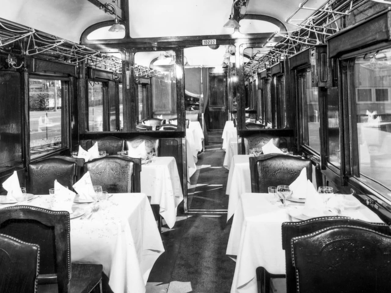 1914 – a noble relic from the Belle Époque A rolling salon from the heyday of railway catering: in this dining car, you can still dine in the elegant style of the Belle Époque. The carriages are made of wood and decorated with heavy carpets and shiny brass fittings. A luxury that looks beautiful, but which few could afford at the time.