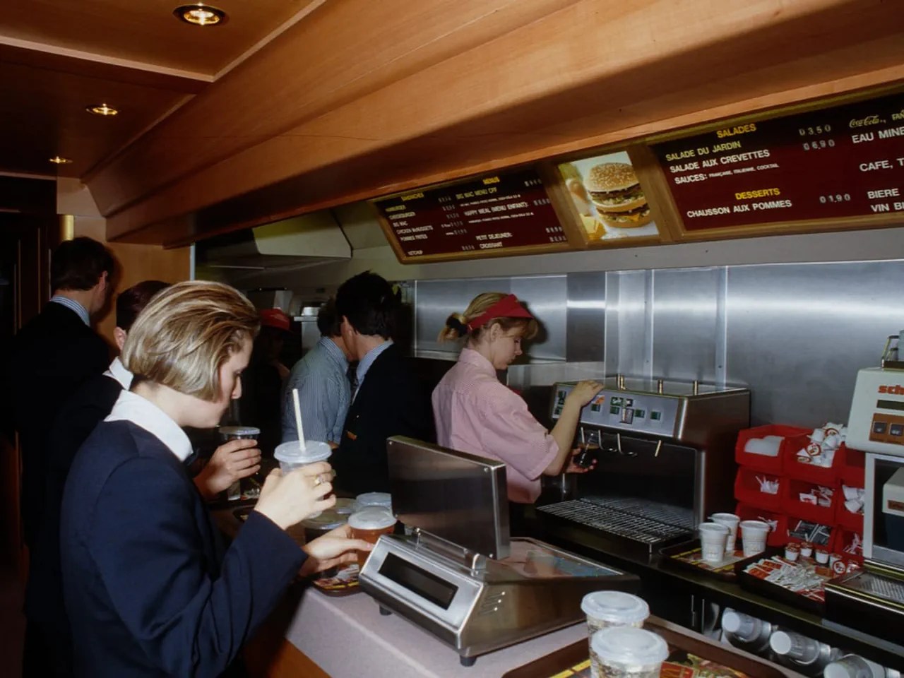1992 – Big Macs and chips on the go In 1992, McDonald's wanted to jump on the bandwagon in Switzerland, a country known for its railways. However, enthusiasm for Big Macs and chips on the go was limited. The pilot project was discontinued a few years later.
