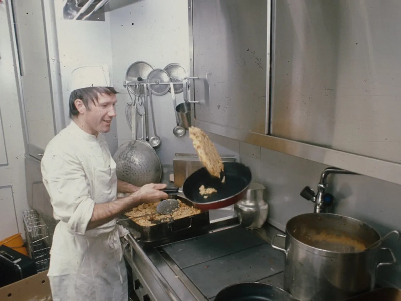 1978 – Juggling skills at the stove Quality is also a priority in the kitchen. The chef himself stands behind the stove and juggles the pans. Microwaves and ready-made rösti are still a long way off. Here, genuine craftsmanship is celebrated at full speed.