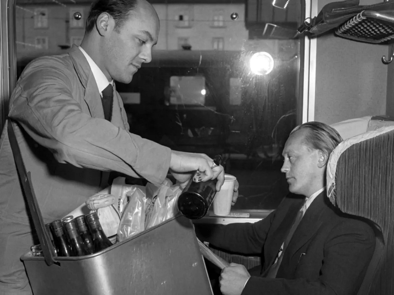 1951 – Dining car on wheels On the Zurich to Lausanne route in 1951. In carriages without a dining car, the waiter himself is the means of transport. Catering for SBB guests still requires full physical effort and strong arms.