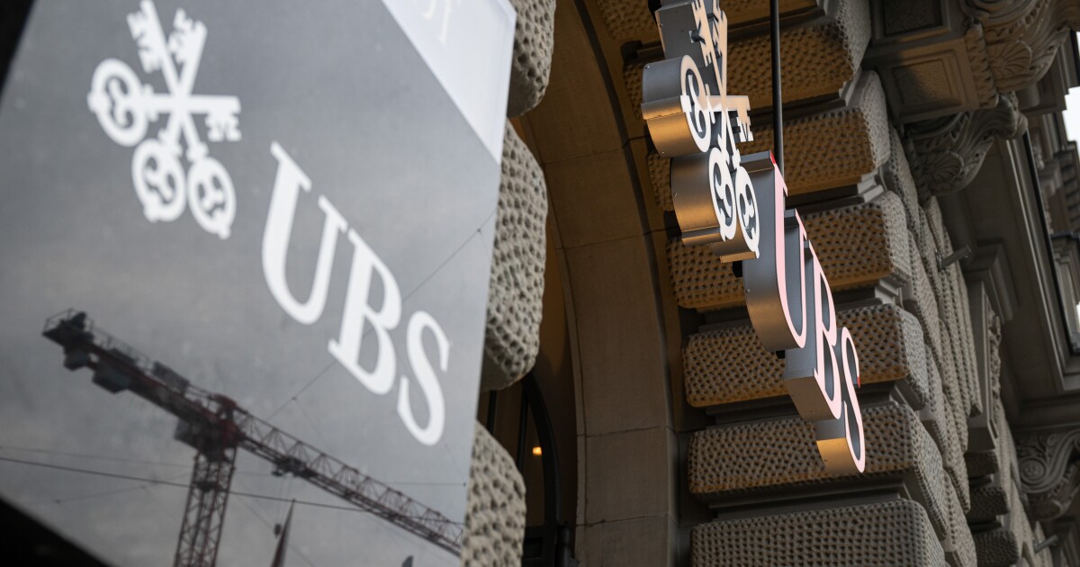 Tech outage halts trading at UBS