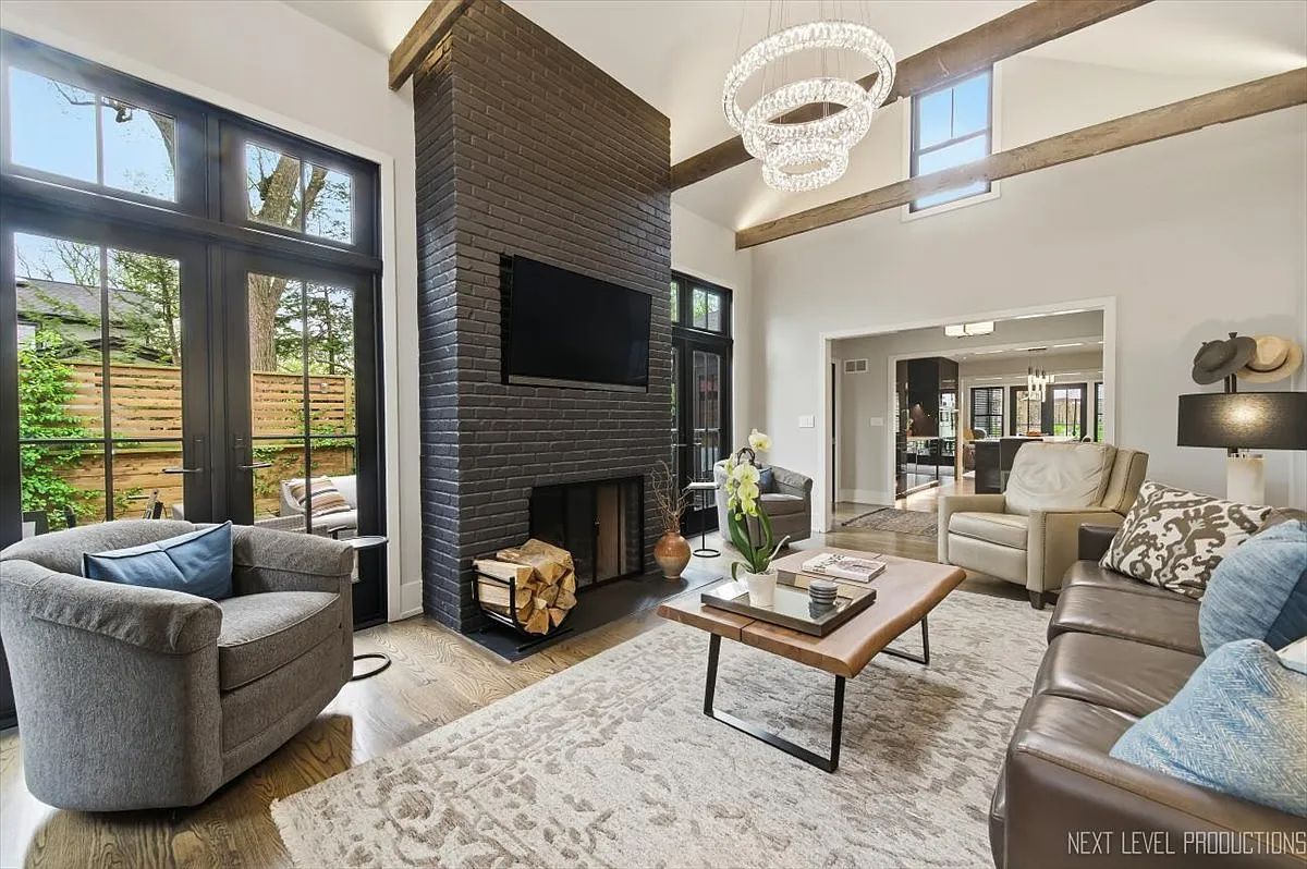 Five Homes That Painted It Black (and White) – Chicago Magazine