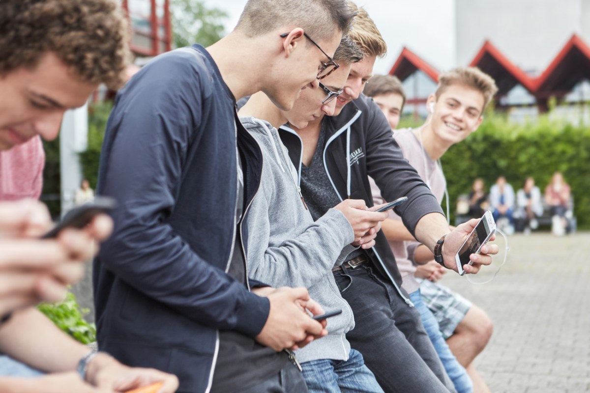 Phone bans in schools: why Swiss teachers are sceptical