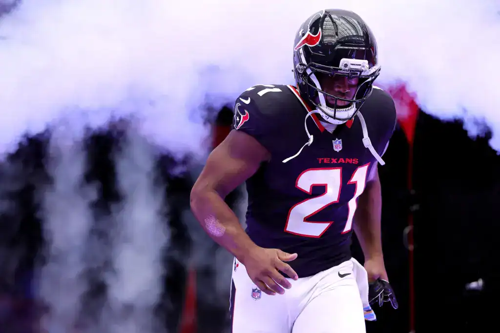 Cowboys Must Be Careful with Nick Chubb & Alvin Kamara Rumors Nick Chubb takes the field for the Texans as Cowboys fans debate whether veteran running back rumors make sense