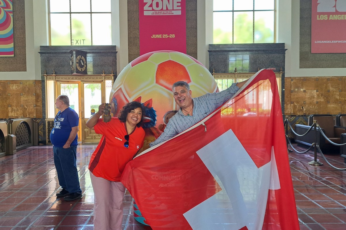 World Cup 2026: with a cowbell and Swiss flag in LA’s Koreatown