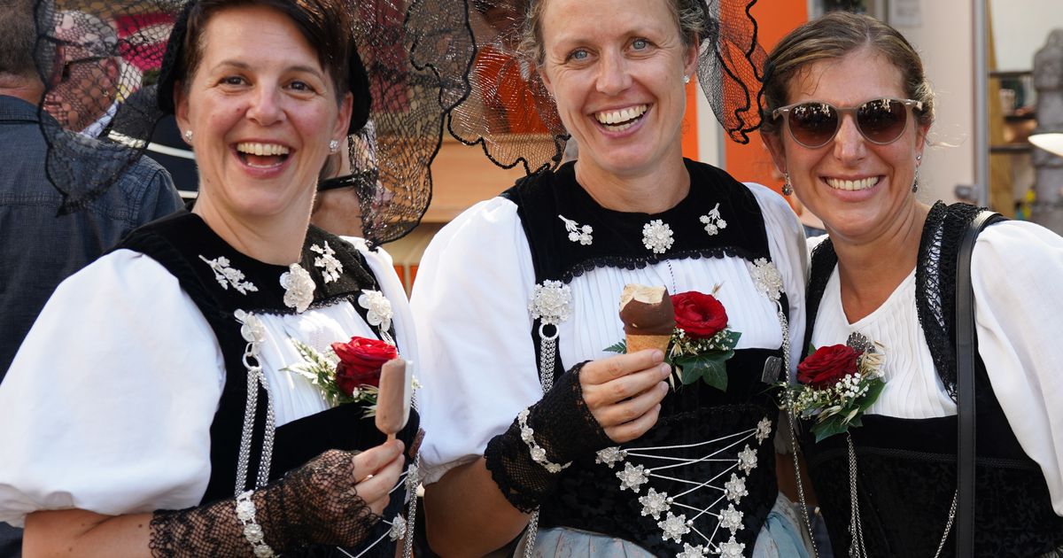 Heat forces yodelers at annual Swiss festival to sing in fountains :: WRAL.com