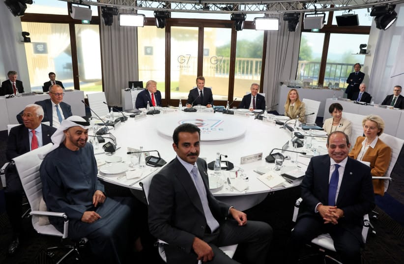 A working lunch attended by world leaders during the G7 summit in France, 16 June, 2026.