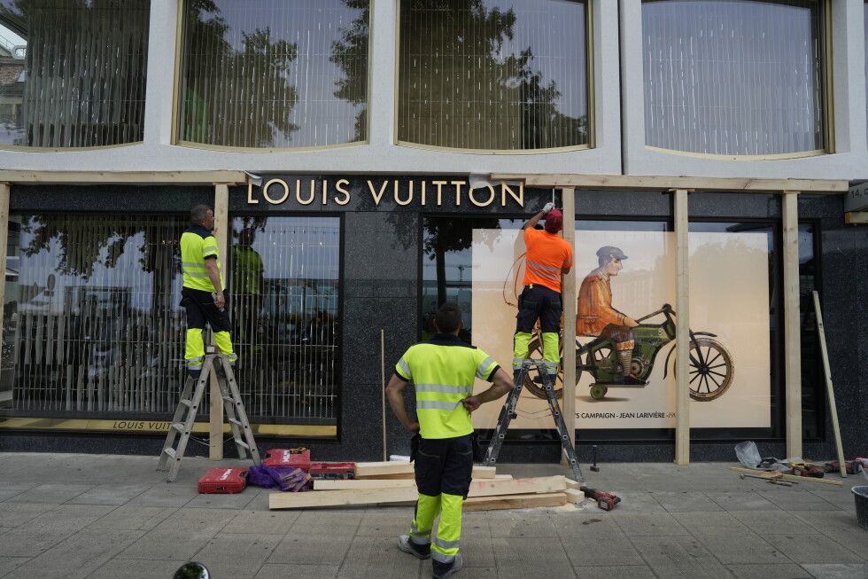 Businesses in Geneva board up ahead of anti-G7 protests