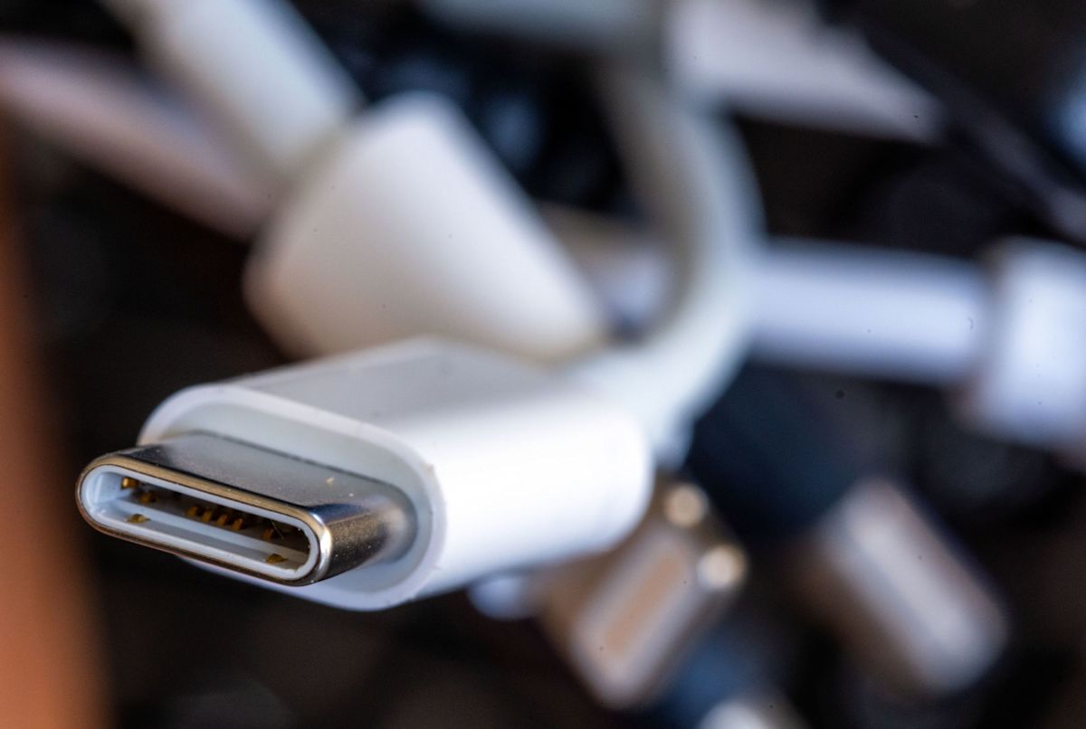 Power bank smoke forces landing for Swiss trans-Atlantic flight