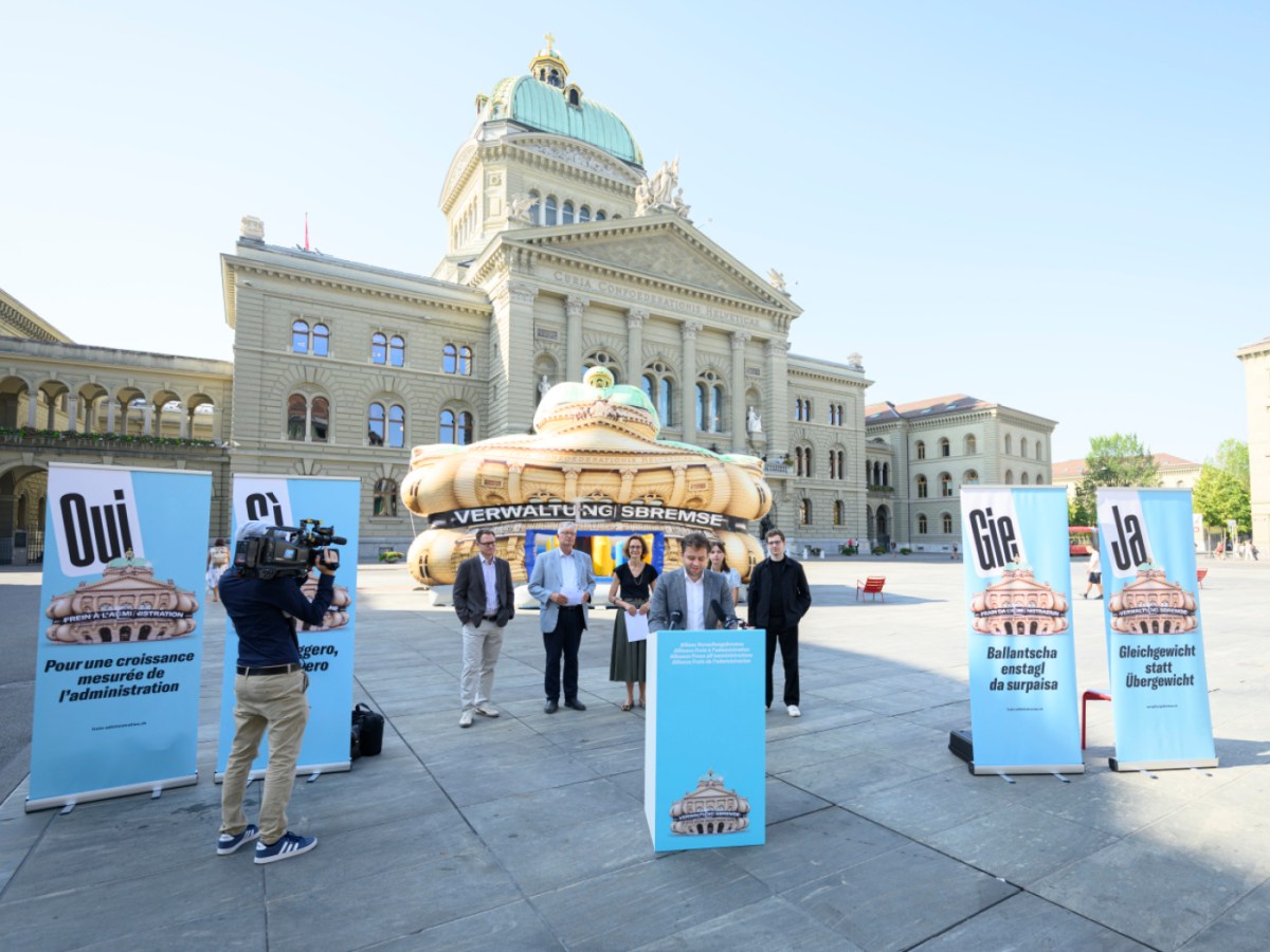 Swiss business backs proposed limit on federal staff costs