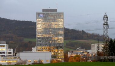 Roche Lung-Cancer Drug Candidate Beats Existing Therapies in Late-Stage Trial
