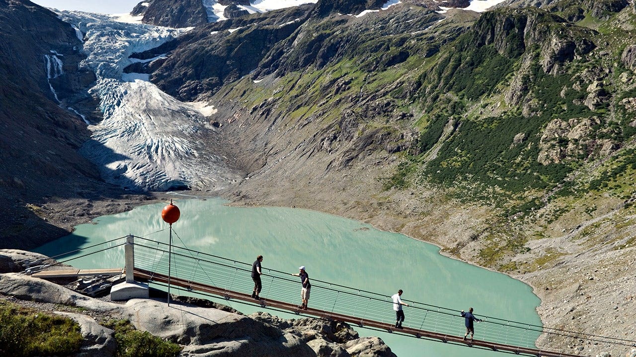 Bodies of 2 Belgian hikers missing since 1992 uncovered in melting Swiss glacier