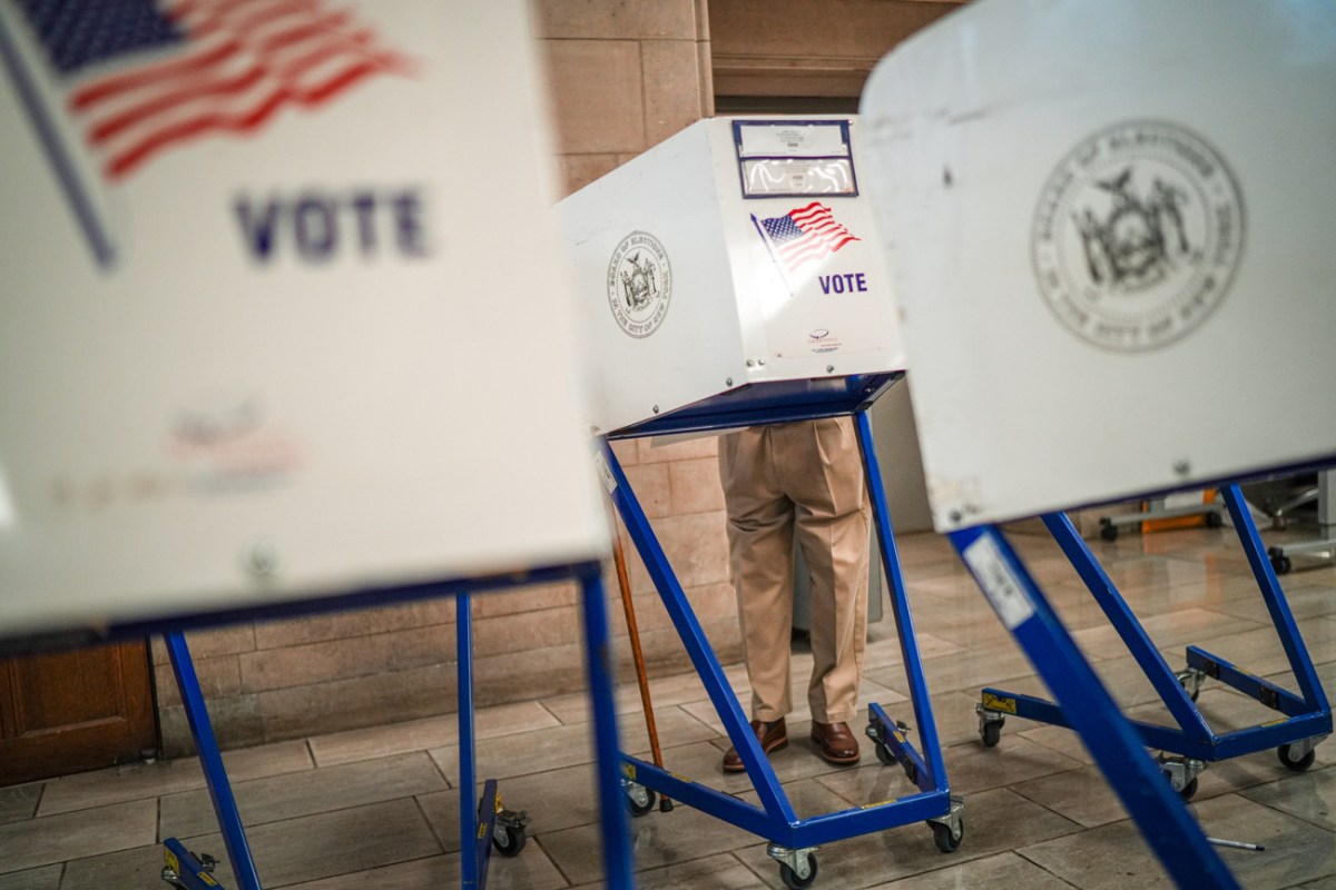 US midterms: Democrats target voters on Swiss trams and buses