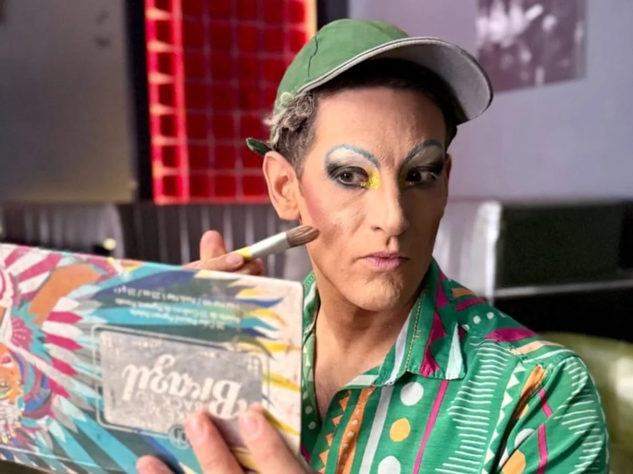 Daniel Hellmann is putting on make-up.