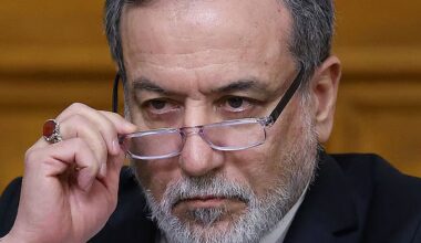 Trump Delays Strikes on Iran Before Midterms as Tehran Reviews Hormuz Proposal